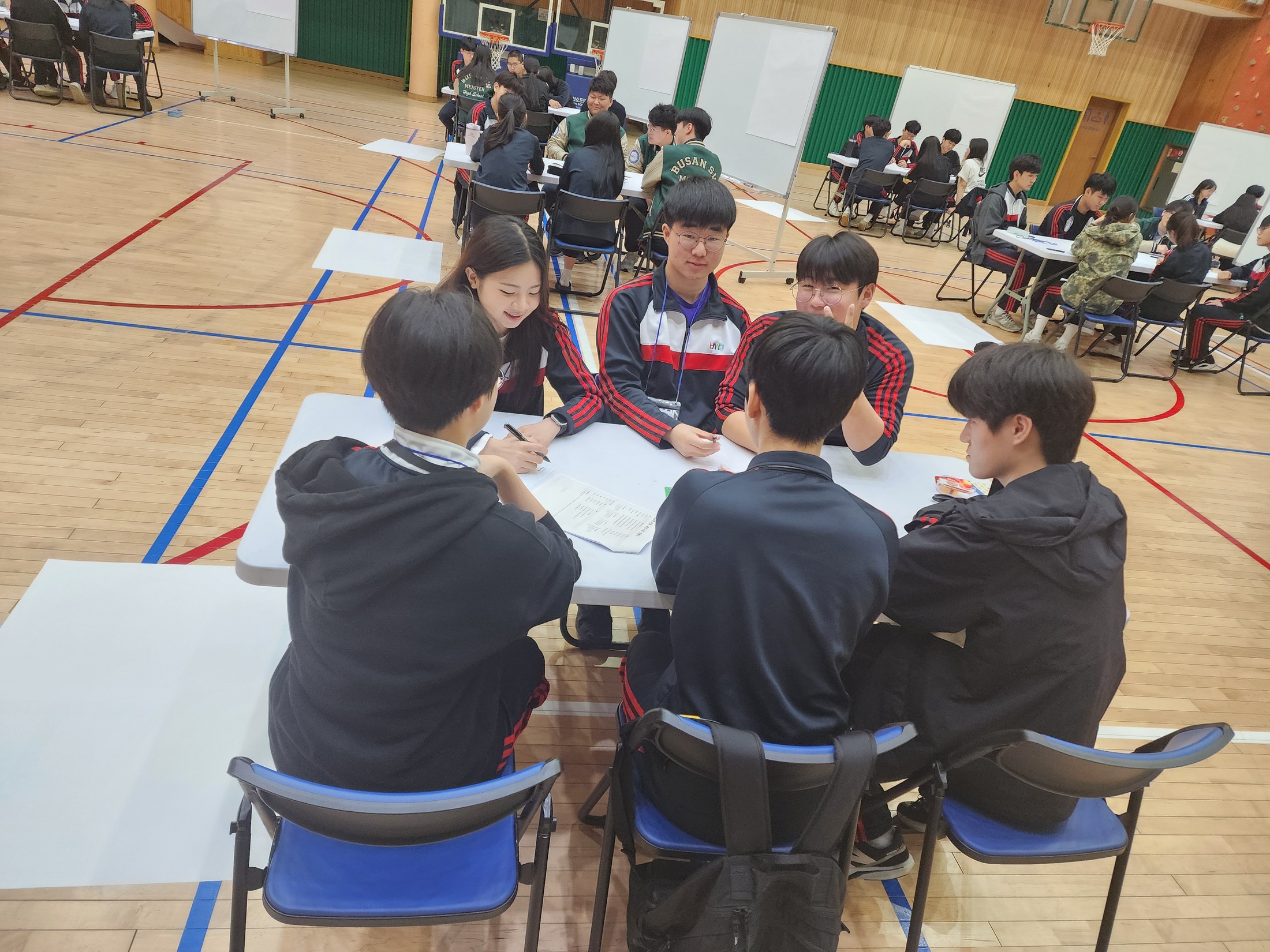 팀별 토의 장면